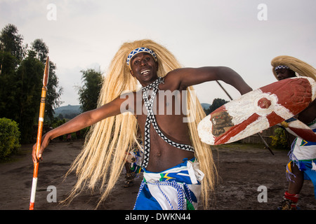 Zeremonie der ehemalige Wilderer im Virunga Nationalpark, Ruanda, Afrika Stockfoto