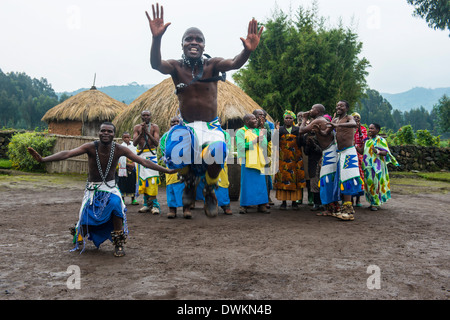 Zeremonie der ehemalige Wilderer im Virunga Nationalpark, Ruanda, Afrika Stockfoto