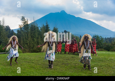 Zeremonie der ehemalige Wilderer im Virunga Nationalpark, Ruanda, Afrika Stockfoto