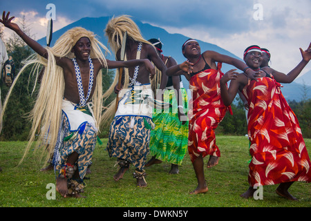 Zeremonie der ehemalige Wilderer im Virunga Nationalpark, Ruanda, Afrika Stockfoto