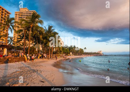 Späten Nachmittag Sonne über die Hotels am Strand von Waikiki, Oahu, Hawaii, Vereinigte Staaten von Amerika, Pazifik Stockfoto