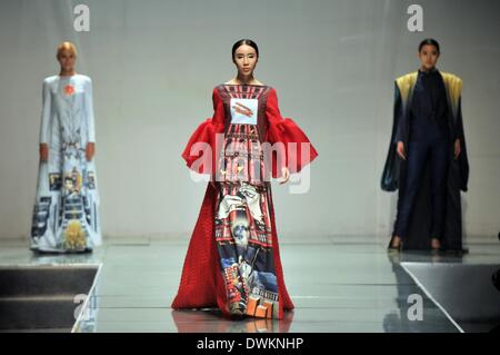 Peking, China. 11. März 2014. Während einer Modenschau von Beijing Institute of Fashion Technology in Peking, Hauptstadt von China, 11. März 2014 präsentieren Kreationen. Bildnachweis: Li Wen/Xinhua/Alamy Live-Nachrichten Stockfoto
