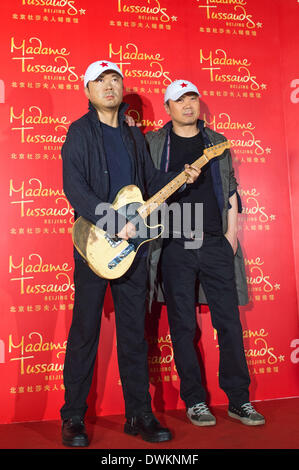 Peking, China. 11. März 2014. Chinesische Rockstar Cui Jian (R) posiert mit seiner Wachsfigur während einer Aktivität von Madame Tussauds in Peking, Hauptstadt von China, 11. März 2014 statt. Das Madame Tussauds Beijing wird voraussichtlich im Sommer dieses Jahres eröffnet. © Qin Haishi/Xinhua/Alamy Live-Nachrichten Stockfoto