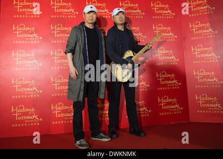 Peking, China. 11. März 2014. Chinesische Rockstar Cui Jian (L) stellt mit seiner Wachsfigur während einer Aktivität von Madame Tussauds in Peking, Hauptstadt von China, 11. März 2014 statt. Das Madame Tussauds Beijing wird voraussichtlich im Sommer dieses Jahres eröffnet. © Qin Haishi/Xinhua/Alamy Live-Nachrichten Stockfoto