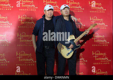 Peking, China. 11. März 2014. Chinesische Rockstar Cui Jian (L) stellt mit seiner Wachsfigur während einer Aktivität von Madame Tussauds in Peking, Hauptstadt von China, 11. März 2014 statt. Das Madame Tussauds Beijing wird voraussichtlich im Sommer dieses Jahres eröffnet. © Qin Haishi/Xinhua/Alamy Live-Nachrichten Stockfoto