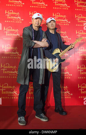 Peking, China. 11. März 2014. Chinesische Rockstar Cui Jian (L) stellt mit seiner Wachsfigur während einer Aktivität von Madame Tussauds in Peking, Hauptstadt von China, 11. März 2014 statt. Das Madame Tussauds Beijing wird voraussichtlich im Sommer dieses Jahres eröffnet. © Qin Haishi/Xinhua/Alamy Live-Nachrichten Stockfoto