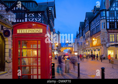 East Gate und Telefon-Box am Weihnachten, Chester, Cheshire, England, Vereinigtes Königreich, Europa Stockfoto
