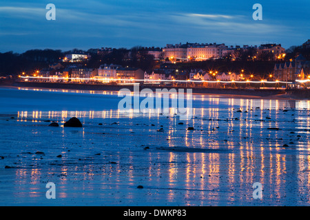 Direkt am Meer Illuminationen reflektiert auf nassen Sand, Filey, North Yorkshire, England, Vereinigtes Königreich, Europa Stockfoto