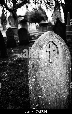 Grabstein mit Kreuz im Friedhof Banbury, Oxfordshire, England. Monochrom Stockfoto