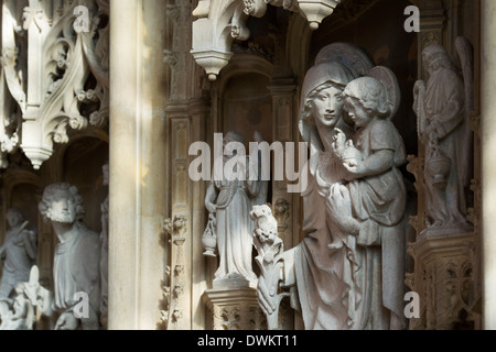 Steinaltar Schnitzen von Maria und Jesus in der Hl. Johannes der Täufer Kirche, Burford, Cotswolds, Oxfordshire, England Stockfoto