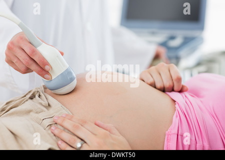 Arzt Ultraschall auf schwangere Frau zu tun Stockfoto