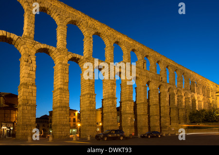 Der Roman Aqueduct in der Stadt Segovia in der Region Castilla y Leon in Zentralspanien. Stockfoto
