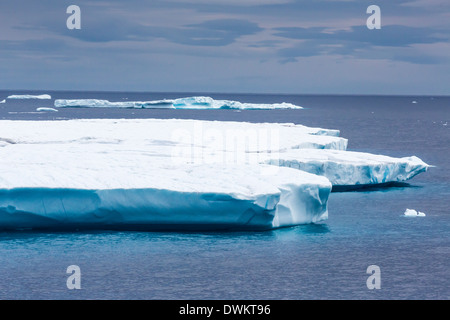Riesige tabellarischen Eisbergs in Isabella Bay, Baffininsel, Nunavut, Kanada, Nordamerika Stockfoto
