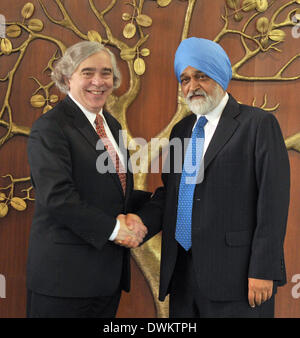 Neu-Delhi, Indien. 11. März 2014. US-Energieminister Ernest J. Moniz (L) schüttelt Hände mit Montek Singh Ahluwalia, stellvertretender Vorsitzender des Indiens wirtschaftliche Planung Kommission, in Neu-Delhi, Indien, 11. März 2014. Bildnachweis: Partha Sarkar/Xinhua/Alamy Live-Nachrichten Stockfoto