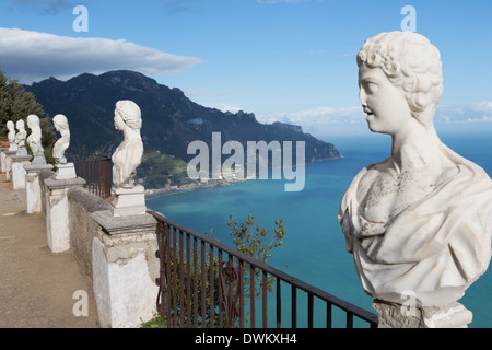 Statuen im Belvedere der Unendlichkeit in der Villa Cimbrone in Ravello, Amalfiküste, UNESCO Website, Kampanien, Italien, Mittelmeer Stockfoto