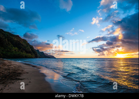 Sonnenuntergang an der Napali Coast, Kauai, Hawaii, Vereinigte Staaten von Amerika, Pazifik Stockfoto