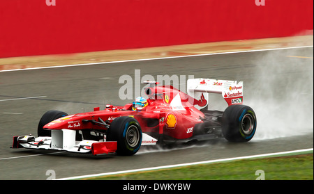 Fernando Alonso fährt einen Ferrari bei Nässe beim Formel 1 Grand Prix von Großbritannien Silverstone Northamptonshire 2011, England, Großbritannien. Stockfoto