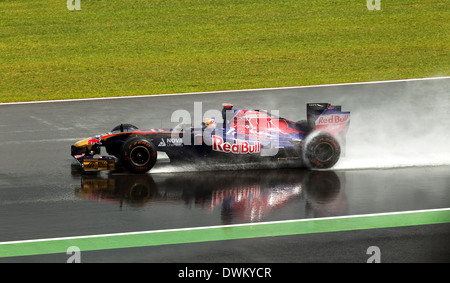 Sebastien Buemi auf nassen Vollreifen in einem Toro Rosso beim Formel-1-Grand-Prix von Großbritannien 2011, Silverstone, Northamptonshire, England, Großbritannien. Stockfoto