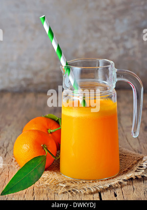 frisch gepresster Saft Mandarinen auf einem hölzernen Hintergrund Stockfoto