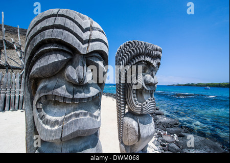 Holzstatuen in Puuhonua o Honaunau National Historical Park, Big Island, Hawaii, Vereinigte Staaten von Amerika, Pazifik Stockfoto