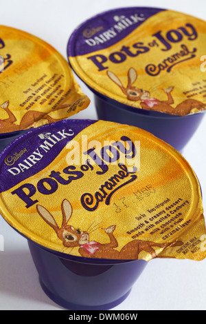 Cadbury Dairy Milk Töpfe von Joy Caramel festgelegt auf weißem Hintergrund Stockfoto