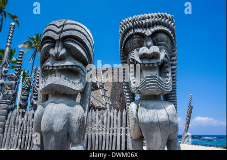 Holzstatuen in Puuhonua o Honaunau National Historical Park, Big Island, Hawaii, Vereinigte Staaten von Amerika, Pazifik Stockfoto