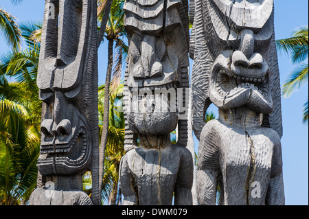 Hölzerne Statuen in der Puuhonua o Honaunau National Historical Park, Big Island, Hawaii, Vereinigte Staaten von Amerika, Pazifik Stockfoto