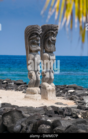 Hölzerne Statuen in der Puuhonua o Honaunau National Historical Park, Big Island, Hawaii, Vereinigte Staaten von Amerika, Pazifik Stockfoto