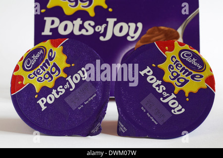 Cadbury Creme Ei set Pots of Joy auf weißem Hintergrund Stockfoto