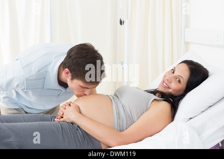 Mann küssen schwanger Frau Stockfoto