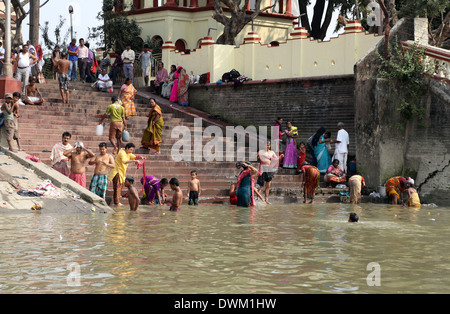 Morgenritual am Fluss Hoogly(Ganges) in Ghat in der Nähe von Dakshineswar Kali Tempel, Kolkata, Westbengalen, Indien Stockfoto