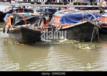 Flussschiffen erwarten die Passagiere auf der Anklagebank am 14. Februar 2014 in Kolkata, Indien Stockfoto