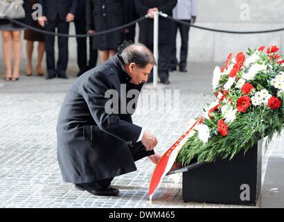 Malteser Präsident George Abela legt einen Kranz in der zentralen Gedenkstätte der Bundesrepublik Deutschland für die Opfer von Krieg und Diktatur in der neuen Wache (neue Wache) in Berlin, Deutschland, 11. März 2014. Foto: BRITTA PEDERSEN/dpa Stockfoto