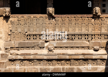 Stone Carving, einschließlich Ganesh, Chand Baori Schritt gut, Abhaneri Dorf, Rajasthan, Indien. Gebauten 800-900A.D. Stockfoto