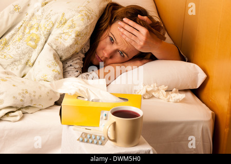 Frau mit Grippe im Bett ruhen Stockfoto