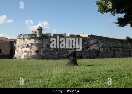 Die Fortaleza de San Carlos De La Cabaña oder einfach "La Cabaña" (Spanisch für "The Shack") ist eine zehn Hektar großen Bastion-ähnliche Festung in Havanna (Kuba). Oktober 2013 Stockfoto