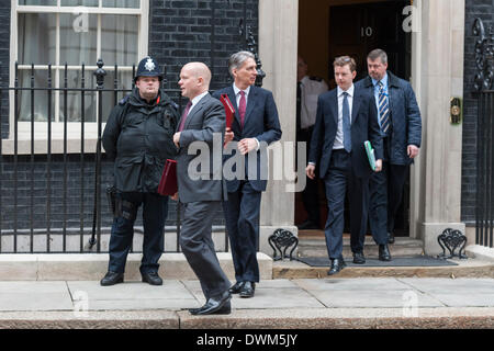 London, UK. 11. März 2014. Minister zu eine Kabinettssitzung in 10 Downing Street besuchen. Im Bild (2. L) WILLIAM HAGUE MP - erste Secretary Of State Secretary Of State for fremde und Commonwealth-Angelegenheiten; (3. L) PHILIP HAMMOND MP - Secretary Of State for Defence. Bildnachweis: Lee Thomas/Alamy Live-Nachrichten Stockfoto