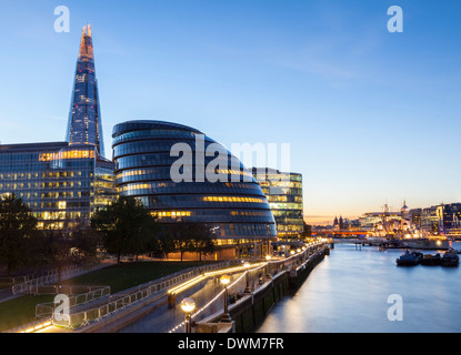 Skyline von London in der Abenddämmerung einschließlich der GLC Gebäude, HMS Belfast und die Scherbe, entnommen, Tower Bridge, London, England, UK Stockfoto