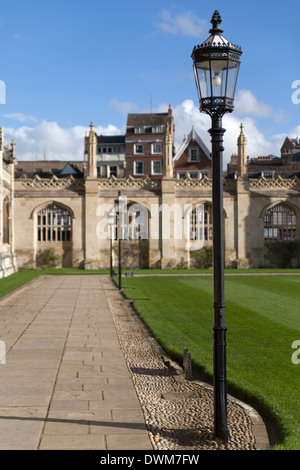 Laternenpfahl Kings College vor Gericht neben Kapelle Cambridge University Stockfoto