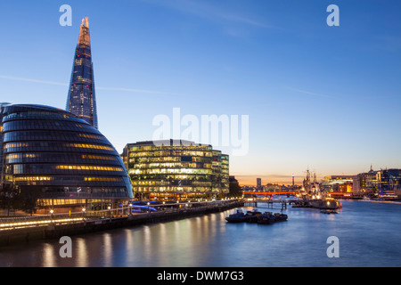 Skyline von London in der Abenddämmerung einschließlich der GLC Gebäude, HMS Belfast und die Scherbe, entnommen, Tower Bridge, London, England, UK Stockfoto