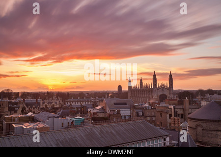 Cambridge City Zentrum Sonnenuntergang über den Dächern der Stadt. Stockfoto