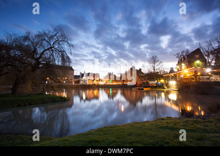 Abend Zeit Reflexionen in den Mühlenteich Fluss Cam Cambridge, UK Stockfoto