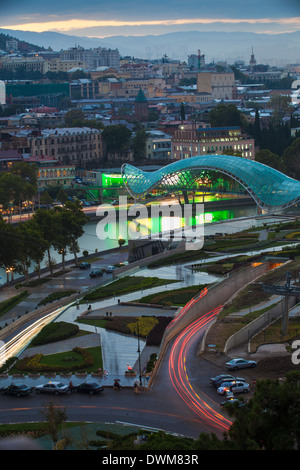 Blick Richtung Rike Park und Friedensbrücke über Mtkwari (Kura) Fluss und die Stadt, Tiflis, Georgien, Kaukasus, Zentralasien Stockfoto