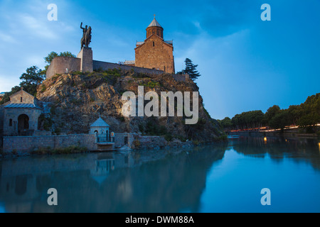 Avlabari, Equestrian Statue von König Vakhtang Gorgasali auf Felsen über dem Fluss, Tbilisi, Georgia, Caucasus Mtkwari (Kura) Stockfoto