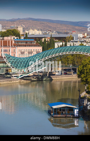 Peace Bridge (Brücke des Friedens) über den Fluss Mtkwari (Kura), Tiflis (Tbilissi), Georgien, Kaukasus, Zentralasien, Asien Stockfoto