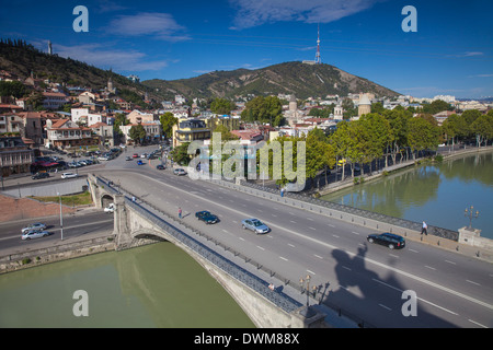 Aussicht auf Fluss Mtkwari (Kura) in Richtung Altstadt, Tiflis, Georgien, Kaukasus, Zentralasien, Asien Stockfoto