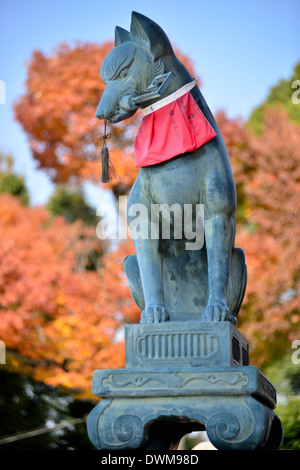 Tempelwächter im Fushimi Inari-Schreine Stockfoto