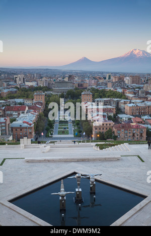 Ansicht von Eriwan und Berg Ararat aus Kaskade, Eriwan, Armenien, Zentral-Asien, Asien Stockfoto