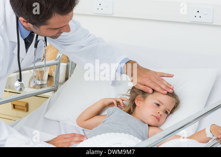 Arzt, die Kontrolle der Temperatur der kranke Mädchen Stockfoto