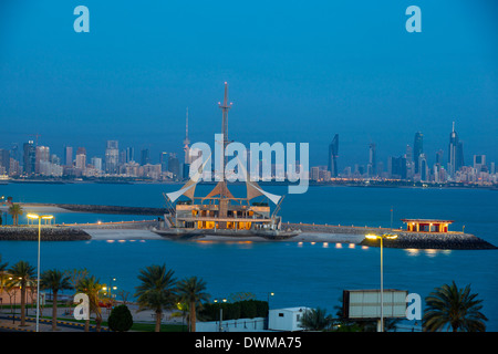 Marina Wellen Freizeit-Komplex, ein dreistöckiges Freizeit-Komplex, Salmiya, Kuwait-Stadt, Kuwait, Naher Osten Stockfoto